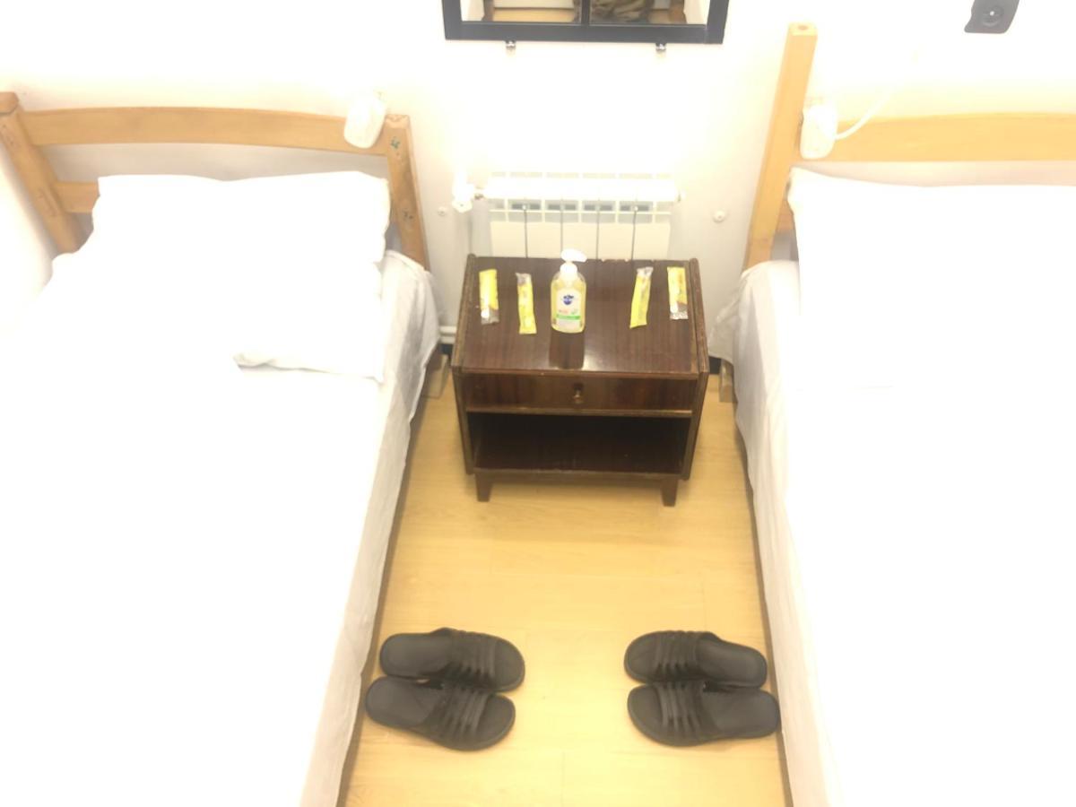 4 Friends Hostel 耶烈万 外观 照片